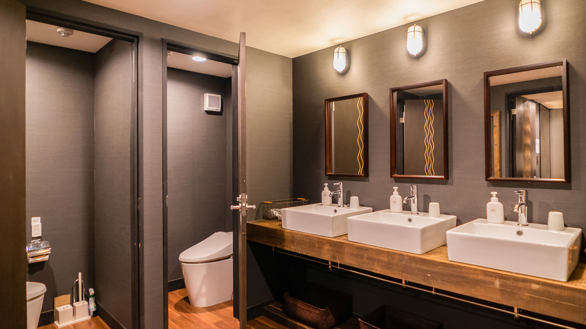 Momiji Lodge - Shared Bathroom Momiji Lodge - Shared Bathroom